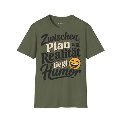 Zwischen Plan Und Realität Liegt Humor T-Shirt