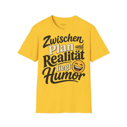 Zwischen Plan Und Realität Liegt Humor T-Shirt