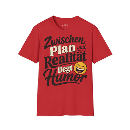 Zwischen Plan Und Realität Liegt Humor T-Shirt
