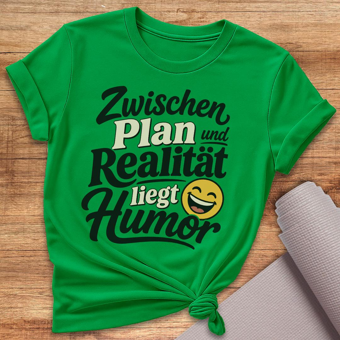 Zwischen Plan Und Realität Liegt Humor T-Shirt