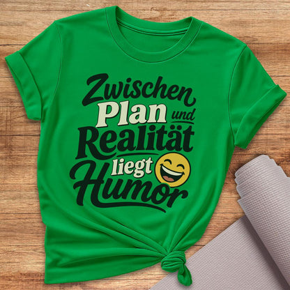 Zwischen Plan Und Realität Liegt Humor T-Shirt