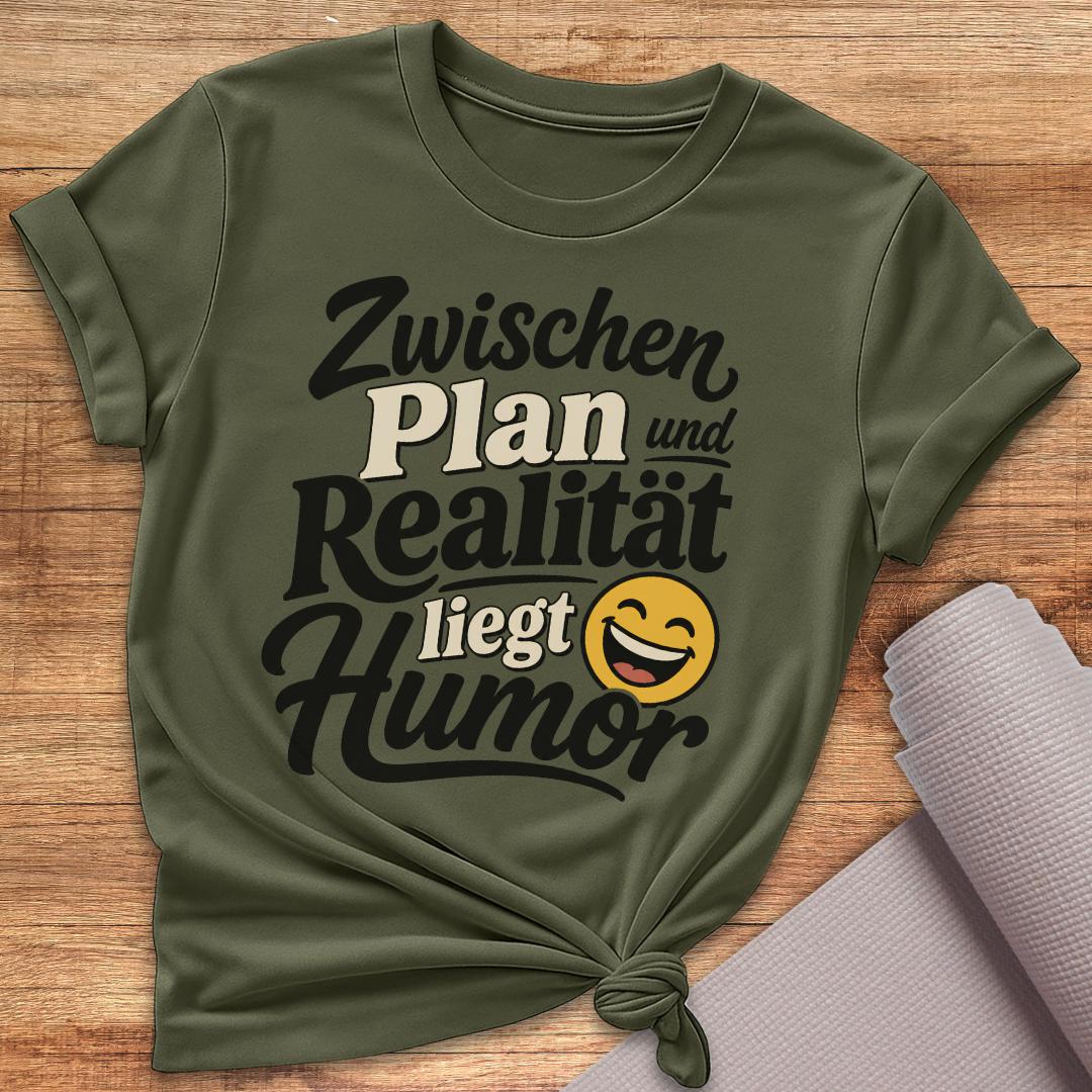 Zwischen Plan Und Realität Liegt Humor T-Shirt