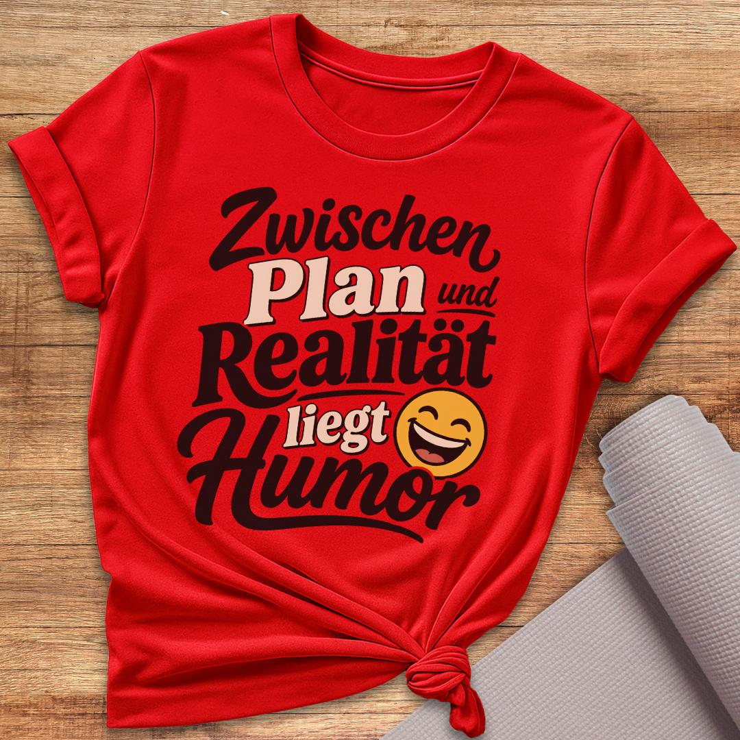 Zwischen Plan Und Realität Liegt Humor T-Shirt