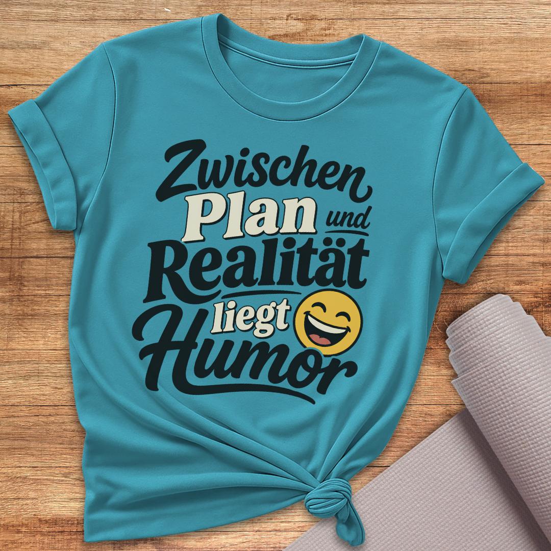 Zwischen Plan Und Realität Liegt Humor T-Shirt