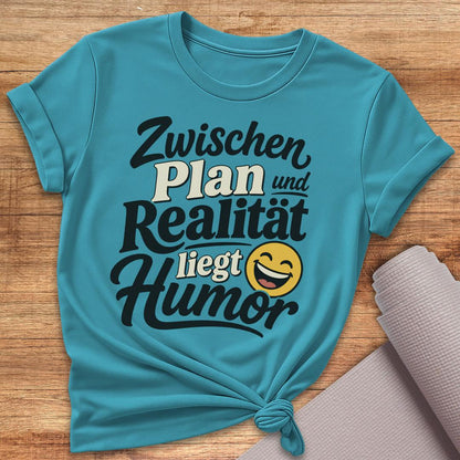 Zwischen Plan Und Realität Liegt Humor T-Shirt