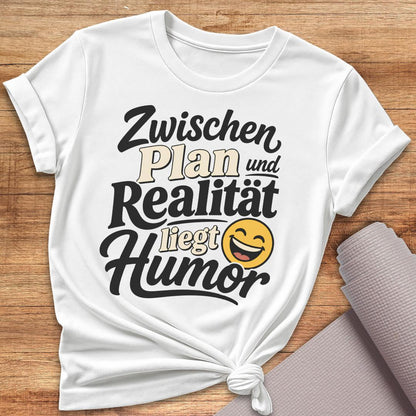 Zwischen Plan Und Realität Liegt Humor T-Shirt